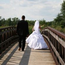 Бегуна, который пересёк мост в парке, обвинили в испорченной свадебной фотосессии
