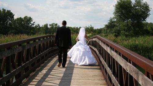 Бегуна, который пересёк мост в парке, обвинили в испорченной свадебной фотосессии