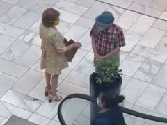 Пожилые покупатели стащили растение из торгового центра