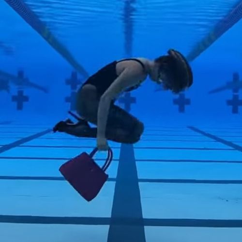Женщина прошлась модельной походкой под водой вверх ногами