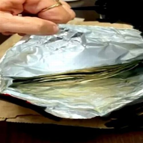 Женщина нашла в пакете с сэндвичем пачку денег, но не стала их присваивать