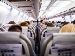 Пассажир отказался меняться местами в самолёте с женщиной, летевшей с детьми
