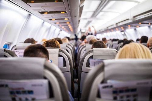 Пассажир отказался меняться местами в самолёте с женщиной, летевшей с детьми