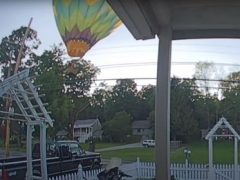 Воздушный шар совершил аварийную посадку возле жилого дома