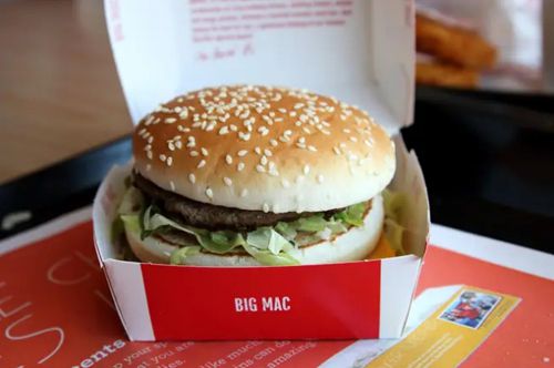 Мужчина, который за свою жизнь съел 32000 биг-маков, сделал невесте предложение в ресторане «McDonald’s»