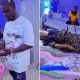 Молодой счастливый отец осыпал новорожденного ребёнка деньгами