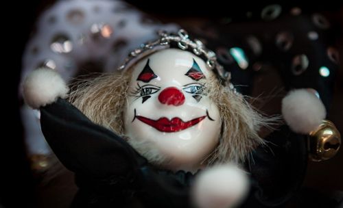 Домовладелице подбросили жуткую куклу-клоуна