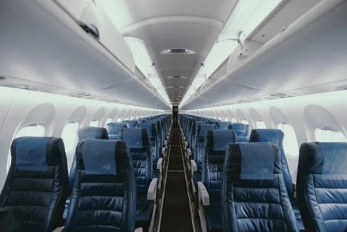 Пассажир отказался уступить своё место в самолёте, ведь он за него заплатил