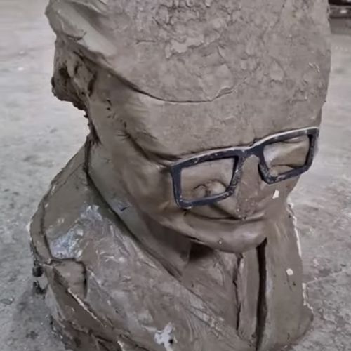 Неловкий скульптор уронил произведение искусства