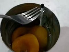 В банке консервированных персиков обнаружился шприц