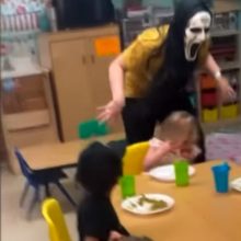 Воспитательница надела страшную маску, чтобы дети в садике хорошо себя вели