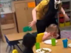 Воспитательница надела страшную маску, чтобы дети в садике хорошо себя вели