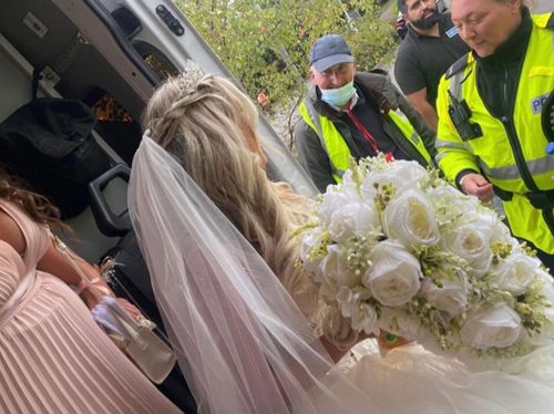 Невеста, оставшаяся без лимузина, приехала на свадьбу в полицейском фургоне