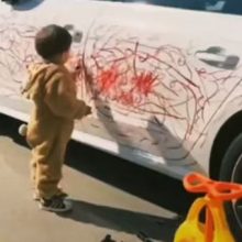 Малыш разрисовал белую машину красной помадой