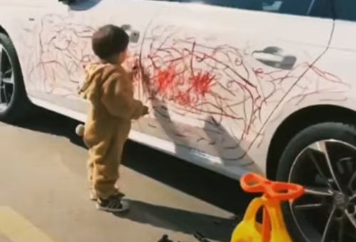 Малыш разрисовал белую машину красной помадой