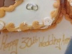 Торт, заказанный на годовщину свадьбы, насмешил женщину своим уродством