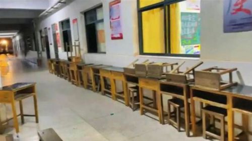 Отец школьницы на собственные деньги купил новую мебель для всего класса