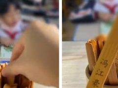 Чтобы опрашивать учеников, преподавательница использует жеребьёвку с бамбуковыми палочками