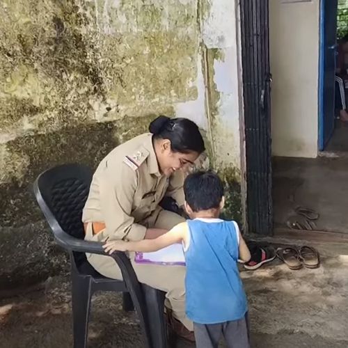 Мальчик пришёл в полицию с жалобой на маму, укравшую его конфеты