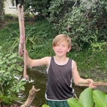 Мальчик нашёл гигантского земляного червяка длиной около метра