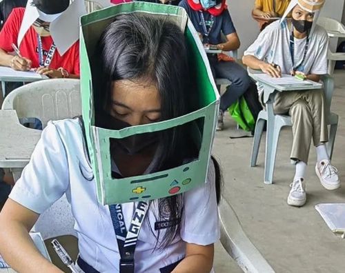 Студенты в шляпах, предотвращающих списывание, насмешили профессора