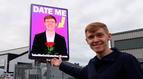 Чтобы пойти на свидание, одинокий чудак воспользовался большим рекламным плакатом