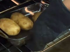Картошка, в которой забыли проколоть дырку, взорвалась