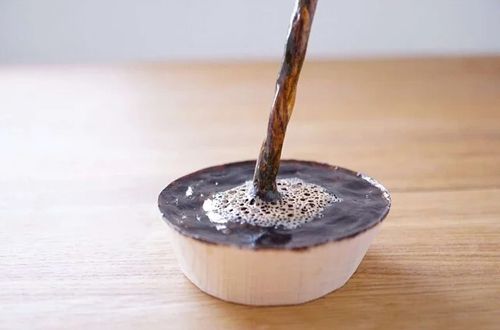 Кофе, который наливают в чашку, на самом деле является деревянной скульптурой