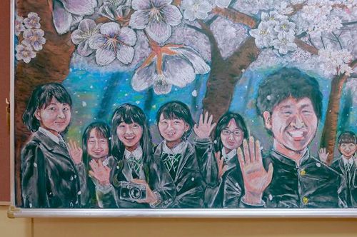 Учитель удивляет школьников красивыми картинами, нарисованными на доске мелом