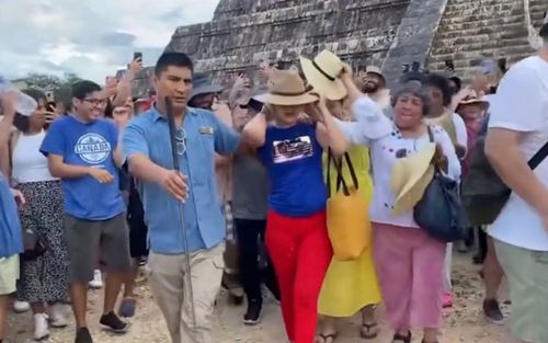Толпа разъярилась на туристку, которая станцевала на древней пирамиде