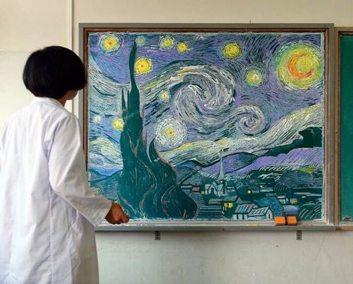 Учитель удивляет школьников красивыми картинами, нарисованными на доске мелом