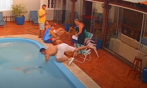 Уронив телефон в бассейн, мужчина устроил комичное шоу с нырянием