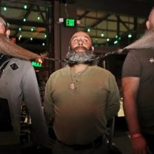 Мужчины с растительностью на лице составили самую длинную в мире цепочку из бород