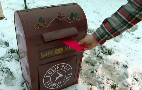 Добряки установили ящик для писем, чтобы помочь Санта Клаусу отвечать на детские послания