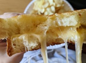 Намазав сырный бутерброд не маслом, а майонезом, люди удивились, насколько это вкусно