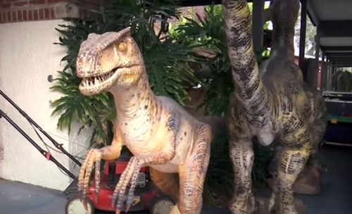 Статуя в виде динозавра была похищена с выставки