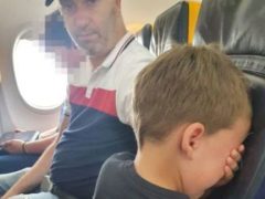 Из-за технического сбоя мальчик не получил место возле иллюминатора в самолёте и расплакался