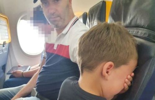 Из-за технического сбоя мальчик не получил место возле иллюминатора в самолёте и расплакался