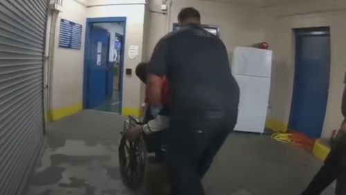 После поездки в полицейском фургоне мужчина остался парализованным