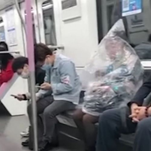Пассажирка метро упаковалась в пластиковый мешок, чтобы съесть банан