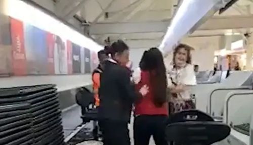 Пассажирка, опоздавшая на самолёт, принялась громить стойку регистрации в аэропорту