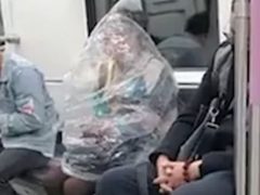Пассажирка метро упаковалась в пластиковый мешок, чтобы съесть банан