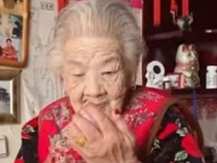 Бабушка регулярно заимствует косметику внучки, чтобы наводить красоту