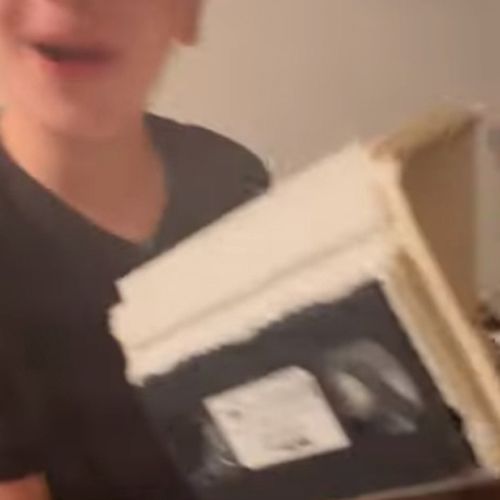 Мальчик перепутал старую видеокассету с книгой