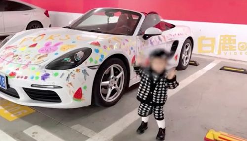Двухлетней художнице позволили разрисовать дорогостоящую машину