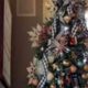 Белка попыталась спрятаться в ветвях рождественской ёлки