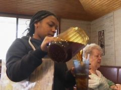 Официантка, обслужившая 22 посетителя, получила от них 2200 долларов на чай