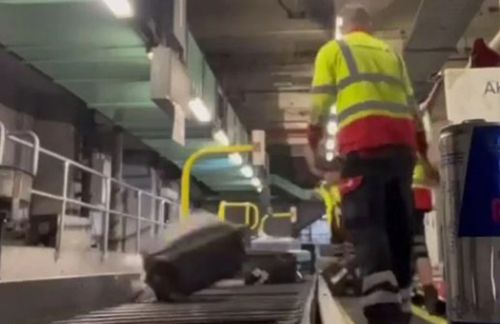 Рабочие, намеренно грубо обращавшиеся с багажом авиапассажиров, отстранены от должности