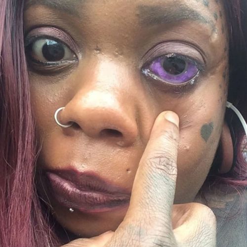Мать семейства жалеет о татуировках на глазных яблоках, ведь теперь женщина может ослепнуть