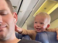 Авиапассажира, которого малыш дёргал за ухо, поймали на вранье